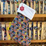1. medias de navidad con personajes de dibujos animados, coloridas y festivas, para decorar en Navidad.