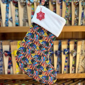 1. medias de navidad con personajes de dibujos animados, coloridas y festivas, para decorar en Navidad.