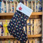 Calcetín de Navidad con Mickey Mouse y motivos festivos, tejido en colores navideños.