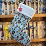 Calza de Navidad con Mickey Mouse y motivos festivos, tradicional y divertida para la temporada navideña.