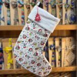 Colorida media de Navidad con personajes de Disney, Mickey y Minnie Mouse.