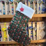 Calcetín de Navidad con diseño de duendes y regalos, tejido suave y festivo para la temporada navideña.