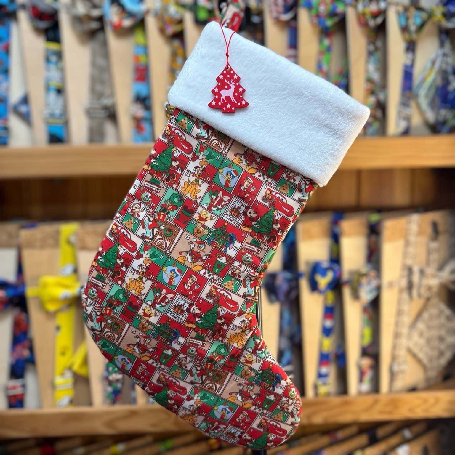Calcetín navideño con diseño de calendario de Adviento y adorno de árbol de Navidad de fieltro.