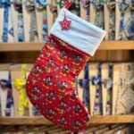Techo de medias navideñas con Mickey Mouse y Disney, perfecta para decorar en Navidad.