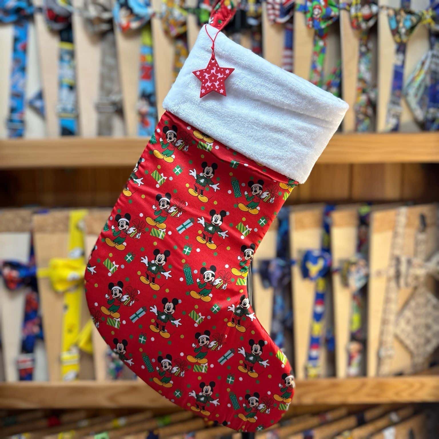 Techo de medias navideñas con Mickey Mouse y Disney, perfecta para decorar en Navidad.