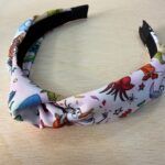 Colorido diadema con estampado de personajes de Disney en satén, elegante y cómodo para niñas y mujeres.