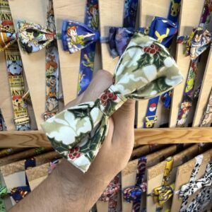 1. Diadema de lazo navideño con diseño de hojas de acebo y bolas blancas para eventos festivos.