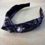 Diadema de tela con diseño de personajes de fantasía, accesorios artesanales y bohémicos para mujer.