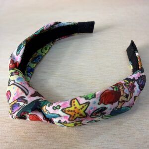 1. Diadema infantil con estampado de dibujos marinos y personajes de Disney.