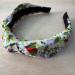 Diadema navideña con estampado de personajes y motivos festivos. Ideal para celebrar Navidad con estilo y alegría.