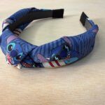1. Diadema deportiva con diseño de personajes de dibujos animados en tonos azules.