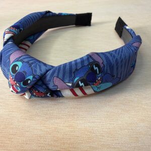 1. Diadema deportiva con diseño de personajes de dibujos animados en tonos azules.