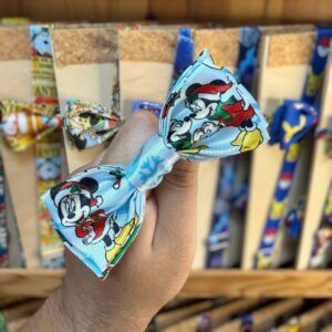 Colorido lazo de tela con personajes Disney, Mickey y Minnie, ideal para peinados y decoración infantil.