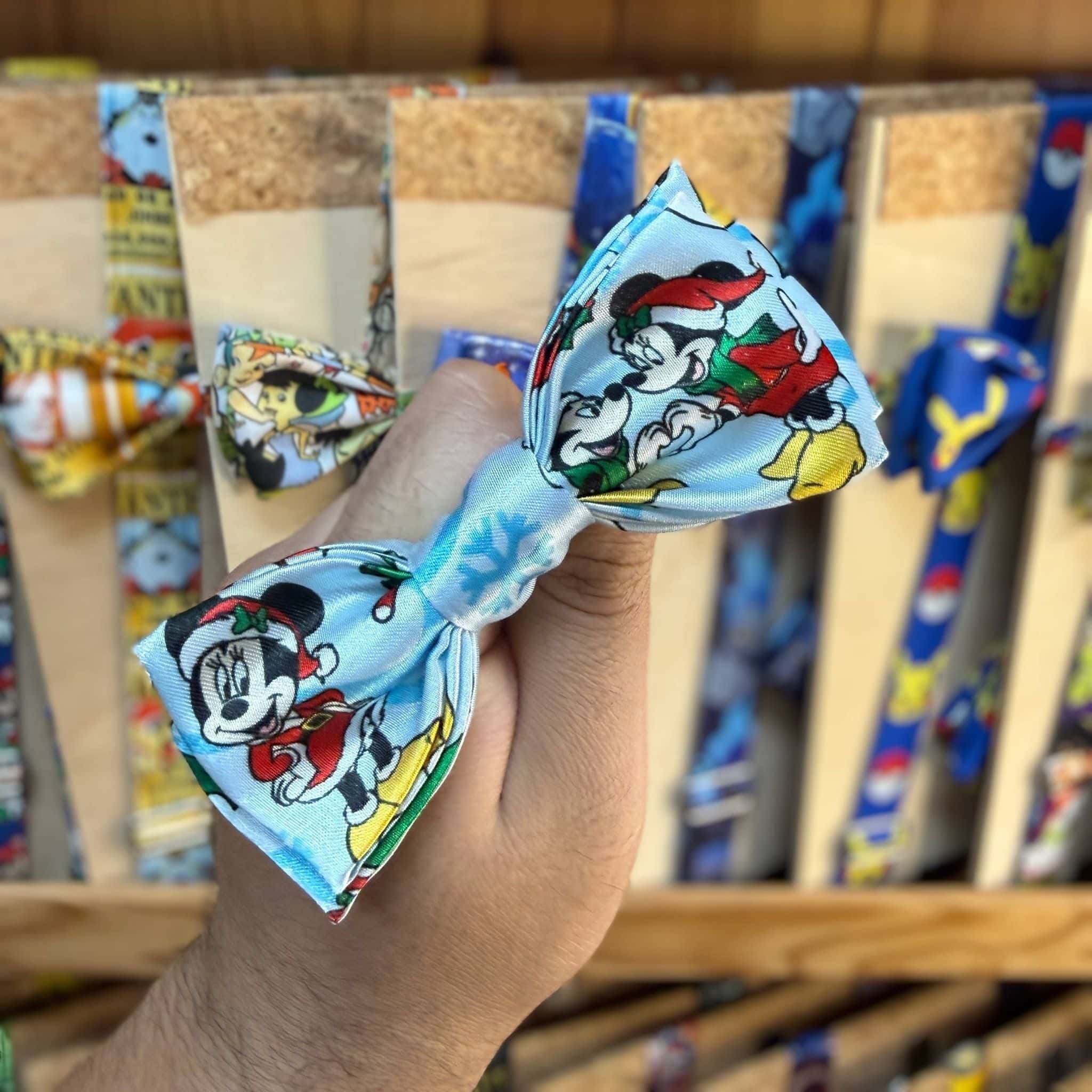 Colorido lazo de tela con personajes Disney, Mickey y Minnie, ideal para peinados y decoración infantil.