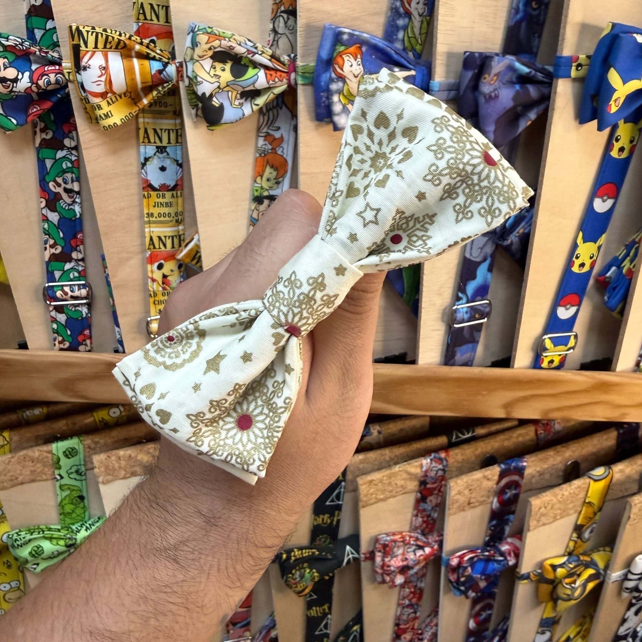 1. Lazo de tela decorativo con diseño de estrellas y patrones dorados para mascotas y moda.