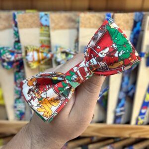 Adorno de pelo con estampado navideño de Mickey y amigo Santa Claus, ideal para decorar en fiestas temáticas.