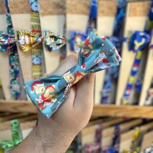 Lazo decorativo de personajes navideños para niños, en colores vivos y diseñados con motivos festivos.