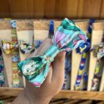 1. Accesorio de lazo de tela con personajes de dibujos animados de Disney.