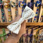 Pañuelo de tela con estampado de estrellas doradas, estilo elegante y decorativo para accesorios.