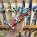Colorido lazo de tela con motivo infantil y personajes de dibujos animados, ideal para accesorios y decoración.