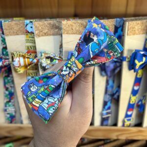 Colorido diadema de tela con personajes de dibujos animados, ideal para accesorios y moda infantil.