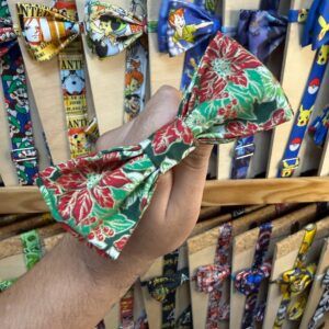 Fajín de tela estampada con motivos navideños y florales, ideal para accesorios de fiesta.