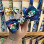 Lazo de colores con estampado de Mickey Mouse y temática navideña, ideal para accesorios festivos.