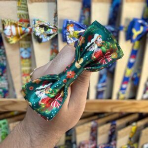 1. lazo navideño de tela con dibujo de personajes Disney para decorar cabello o regalos.