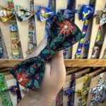 1. Diadema de tela con diseño navideño y detalles dorados, perfecta para accesorios festivos.