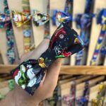 Lazo de tela con estampado de personajes de Disney, ideal para accesorios infantiles y personalizados.