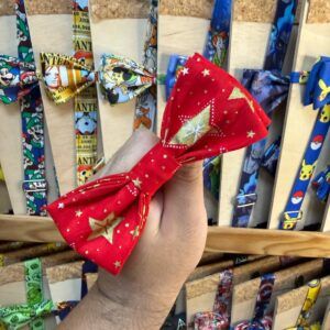1.Diadema de tela navideña con estrellas doradas en fondo rojo para niños y adultos.