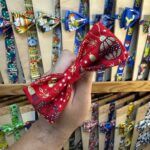 Lazo de tela con estampado navideño, ideal para peinados y accesorios divertidos.