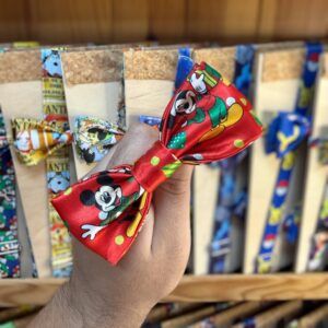 Lazos de tela con personajes de Disney, ideales para accesorios y decoraciones infantiles.