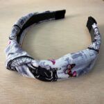 Diadema artesanal con estampados de flores y bicicletas para mujer, elegante y personalizable.