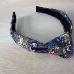 Diadema con diseño de personajes de cuento de hadas, mujer y fantasía, colorida y elegante.