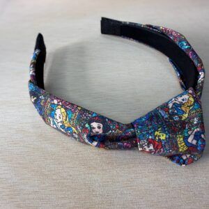 Diadema con diseño de personajes de cuento de hadas, mujer y fantasía, colorida y elegante.