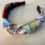 1. Diadema de tela con personajes de cómic y dibujos animados, colorido y divertido.