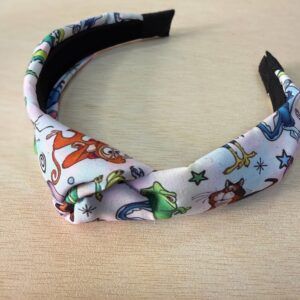 Diadema ajustable con estampado de gatos y estrellas, ideal para mascotas o accesorios de moda.