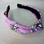 Diadema de tela con diseño inspirado en el mundo de Tim Burton y personajes de Halloween.