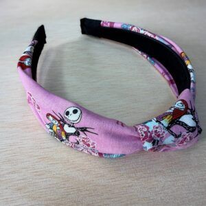 Diadema de tela con diseño inspirado en el mundo de Tim Burton y personajes de Halloween.