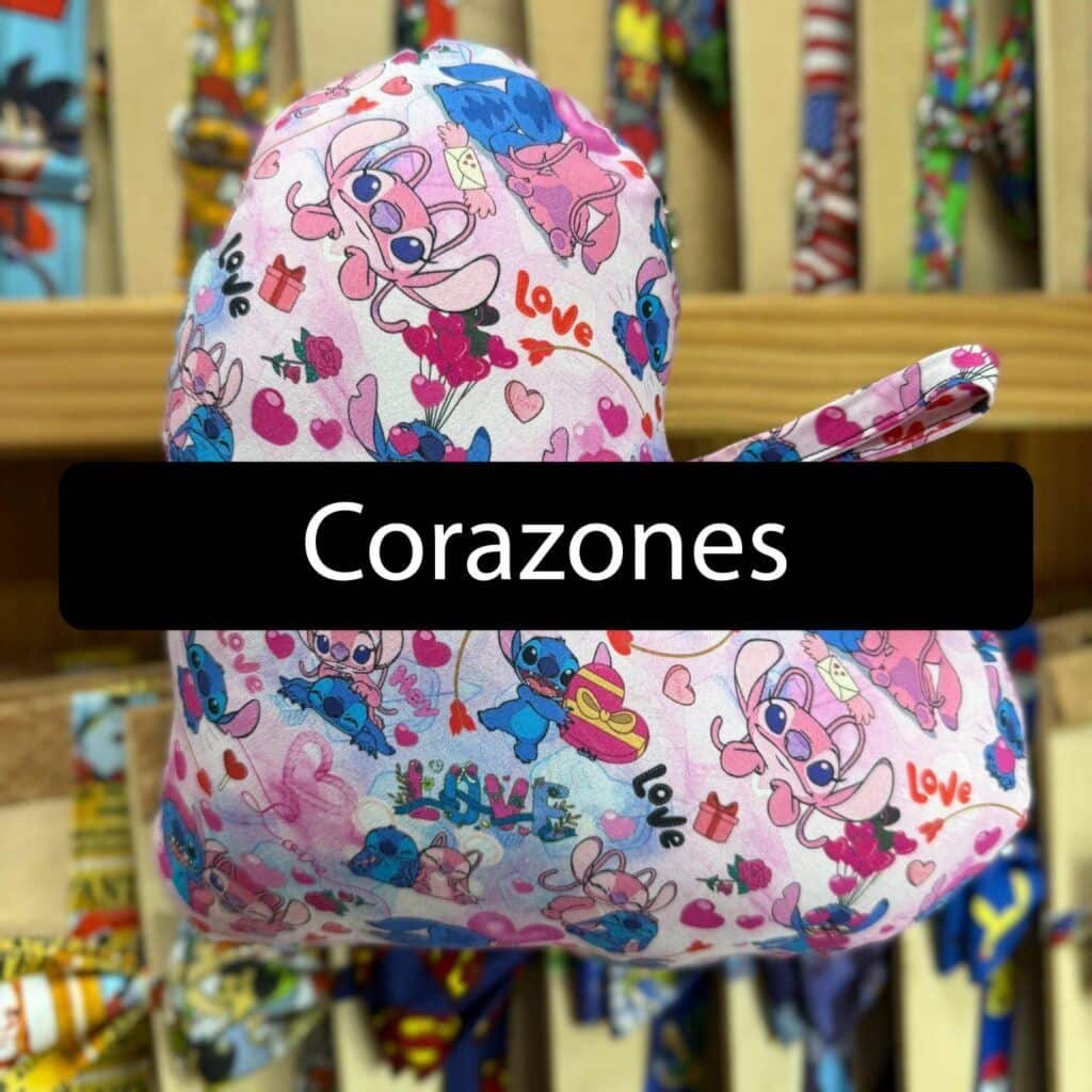 1. Gorro infantil con estampado de corazones y personajes de dibujos animados en tonos rosas y azules.