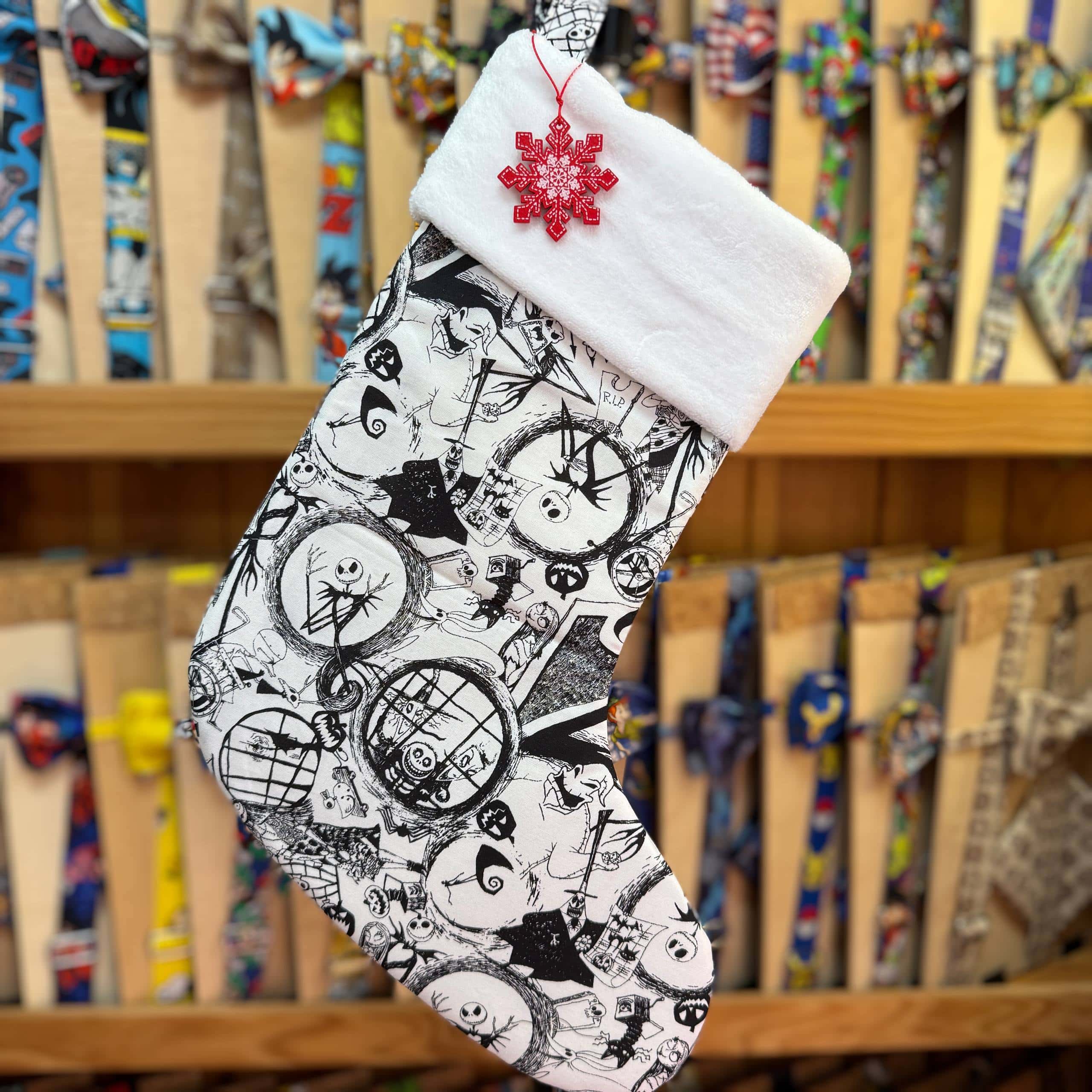 Originalidad en calcetines navideños con motivos de Halloween y detalles festivos para toda la familia.