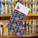 Guante de Navidad con diseño de personajes de dibujos animados y detalles festivos, ideal para decorar en Navidad.