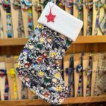 Calcetín de Navidad con personajes de anime y un adorno de estrella roja en la punta.