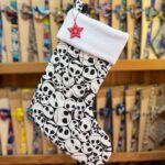 Calzado navideño con diseño de calaveras en blanco y negro, estampado original y festivo.