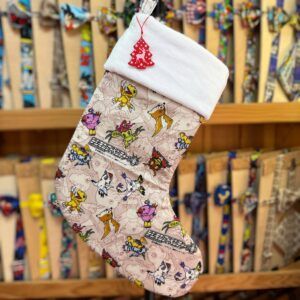 Botín de Navidad con diseño de Pokémon en colores vibrantes y tradicionalmente festivo, ideal para fans de Pokémon y regalos navideños.