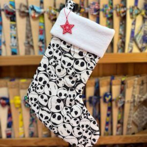 Calzado navideño con diseño de calaveras en blanco y negro, estampado original y festivo.