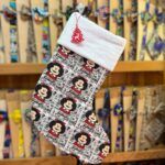 Calcetín navideño con personajes de comic y diseño de vintage. Perfecto para decorar durante las fiestas de Navidad.