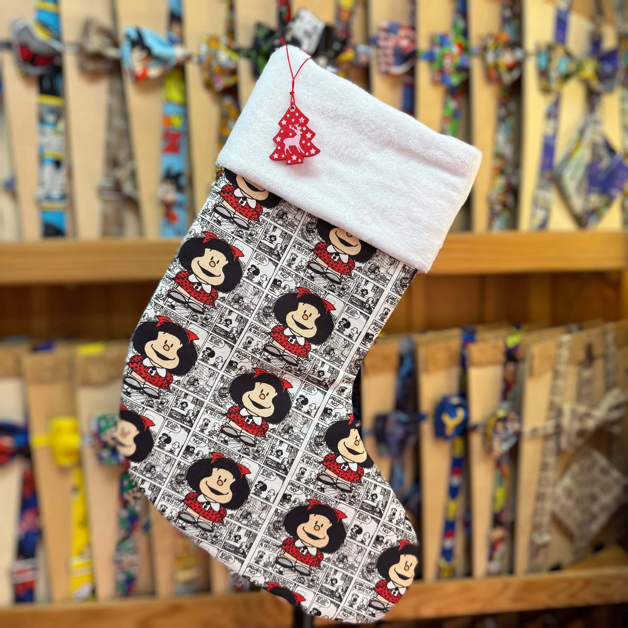 Calcetín navideño con personajes de comic y diseño de vintage. Perfecto para decorar durante las fiestas de Navidad.