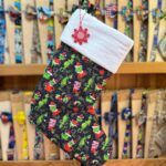 Uds. de calcetín navideños con motivos de Grinch y felpa blanca en la parte superior.